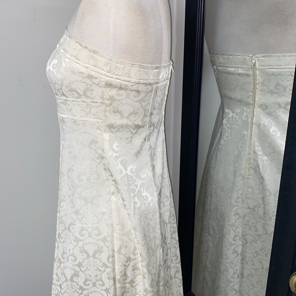 Couture strapless empire waist A-line floral embossed pattern on organic cotton - Picture 7 of 11